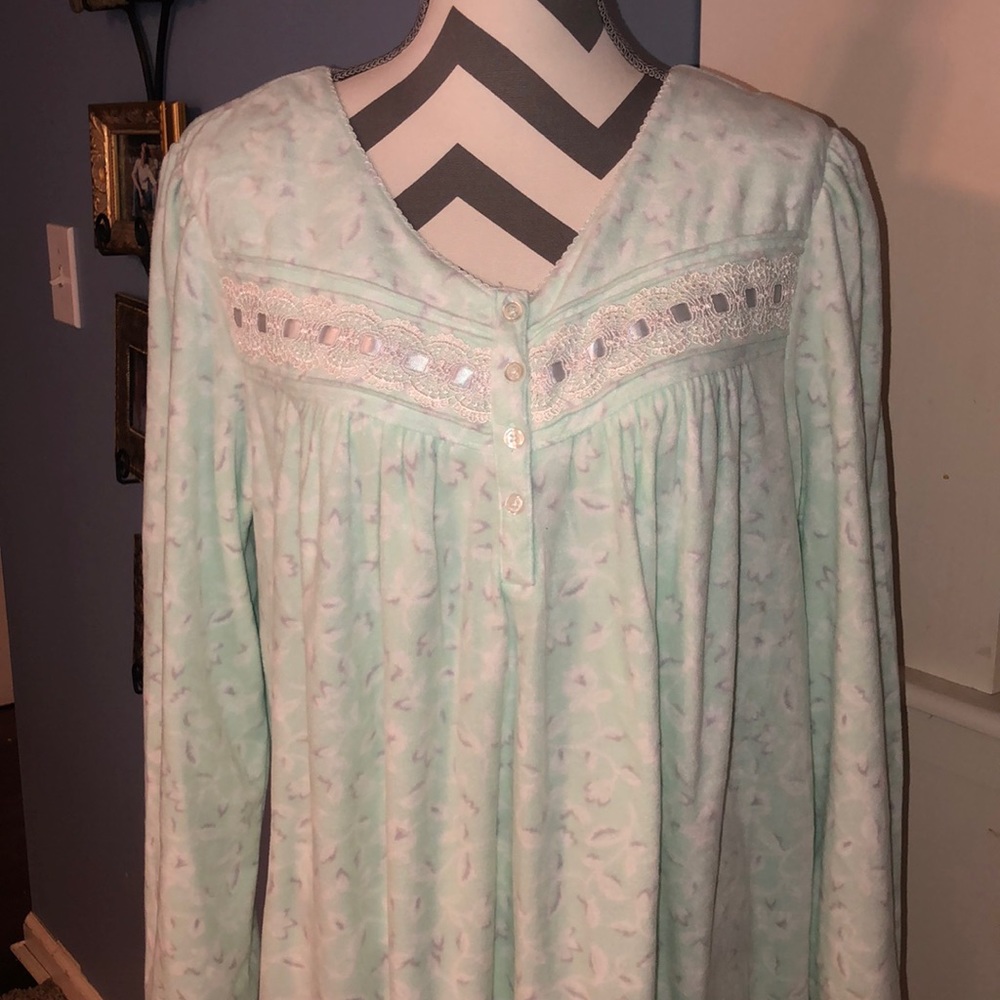 Plush nightgown NWT Brand Aria size L beautiful 💕